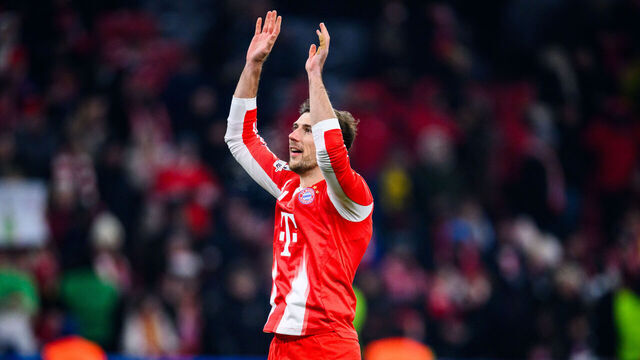 21 January 2026, Bavaria, Munich: Soccer: Champions League, Bayern Munich - Union St. Gilloise, preliminary round, matchday 7, Allianz Arena. Leon Goretzka (Bayern Munich) thanks the fans after the match. Photo: Tom Weller/dpa
