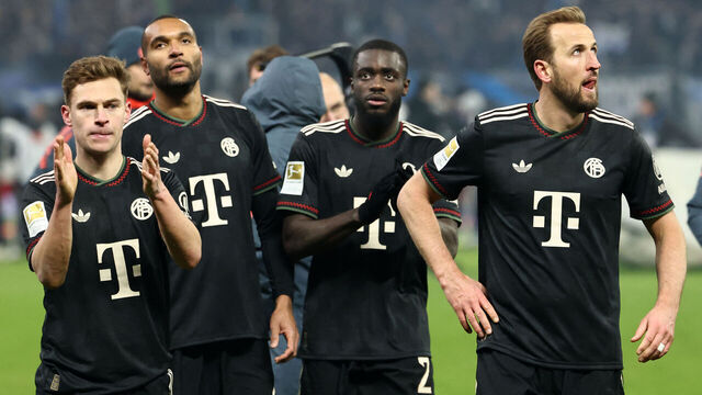 Bayern Munich's German midfielder #06 Joshua Kimmich (L) and Bayern Munich's English forward #09 Harry Kane (R) react with team mates after the German first division Bundesliga football match between Hamburger SV and FC Bayern Munich in Hamburg, northern Germany on January 31, 2026. The match ended in a 2-2 draw. / DFL REGULATIONS PROHIBIT ANY USE OF PHOTOGRAPHS AS IMAGE SEQUENCES AND/OR QUASI-VIDEO