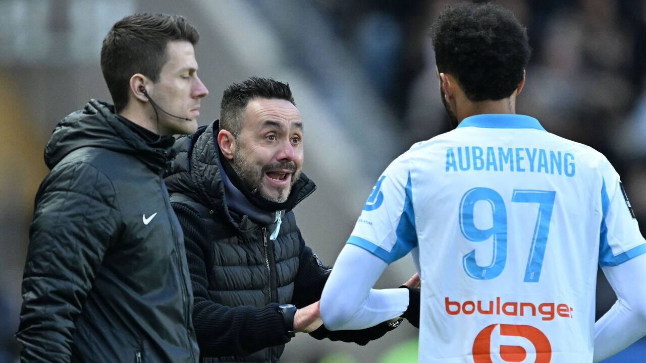 PARIS, FRANCE - JANUARY 31: Roberto De Zerbi (C), head coach of Marseille in action during the French Ligue 1 (L1) soccer match between Paris FC and Olympique de Marseille at Stade Jean Bouin in Paris, France on January 31, 2026.