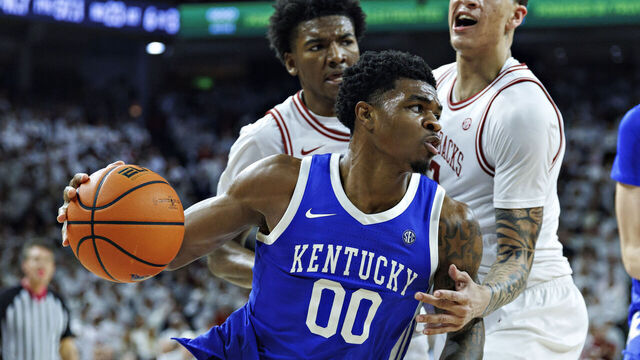 FAYETTEVILLE, ARKANSAS - JANUARY 31: Otega Oweh #00 of the Kentucky Wildcats drives to the basket in the second half against Trevon Brazile #7 of the Arkansas Razorbacks at Bud Walton Arena on January 31, 2026 in Fayetteville, Arkansas. The Wildcats defeated the Razorbacks 85-77.