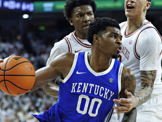 FAYETTEVILLE, ARKANSAS - JANUARY 31: Otega Oweh #00 of the Kentucky Wildcats drives to the basket in the second half against Trevon Brazile #7 of the Arkansas Razorbacks at Bud Walton Arena on January 31, 2026 in Fayetteville, Arkansas. The Wildcats defeated the Razorbacks 85-77.