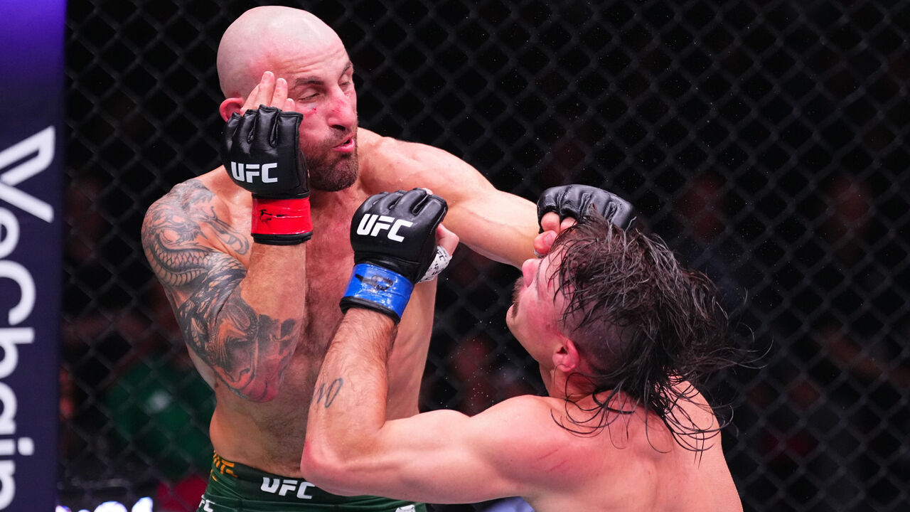 SYDNEY, AUSTRALIA - FEBRUARY 01: (L-R) Alexander Volkanovski of Australia punches Diego Lopes of Brazil in the UFC featherweight championship fight during the UFC 325 event at Qudos Bank Arena on February 01, 2026 in Sydney, Australia.