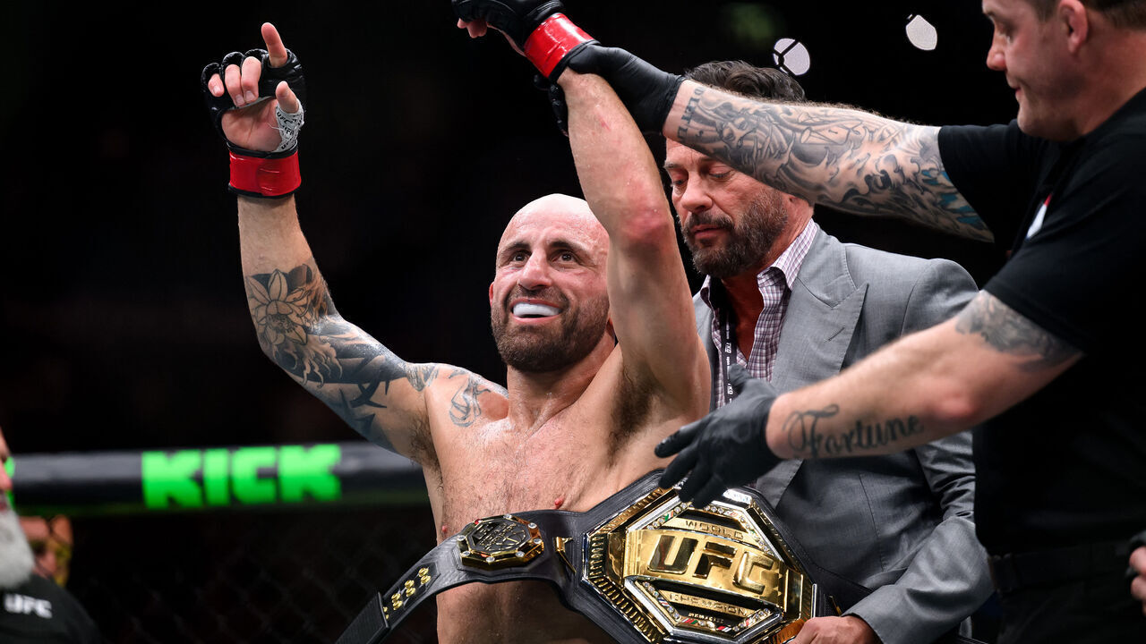 Australia's Alexander Volkanovski celebrates winning the men's featherweight division title fight against Brazil's Diego Lopes during the Ultimate Fighting Championship (UFC) 325 at Qudos Bank Arena in Sydney on February 1, 2026. / --IMAGE RESTRICTED TO EDITORIAL USE - STRICTLY NO COMMERCIAL USE--