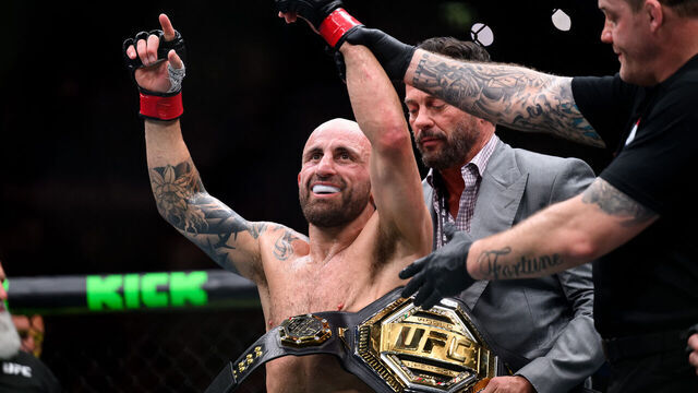 Australia's Alexander Volkanovski celebrates winning the men's featherweight division title fight against Brazil's Diego Lopes during the Ultimate Fighting Championship (UFC) 325 at Qudos Bank Arena in Sydney on February 1, 2026. / --IMAGE RESTRICTED TO EDITORIAL USE - STRICTLY NO COMMERCIAL USE--
