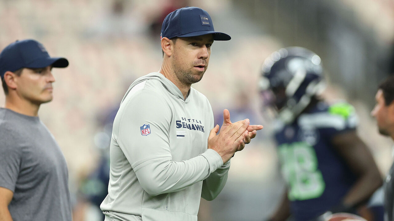 GLENDALE, ARIZONA - SEPTEMBER 25: Offensive Coordinator Klint Kubiak of the Seattle Seahawks during the NFL 2025 game at State Farm Stadium on September 25, 2025 in Glendale, Arizona. The Seahawks defeated the Cardinals 23-20.