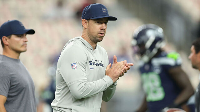 GLENDALE, ARIZONA - SEPTEMBER 25: Offensive Coordinator Klint Kubiak of the Seattle Seahawks during the NFL 2025 game at State Farm Stadium on September 25, 2025 in Glendale, Arizona. The Seahawks defeated the Cardinals 23-20.