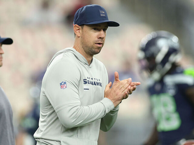 GLENDALE, ARIZONA - SEPTEMBER 25: Offensive Coordinator Klint Kubiak of the Seattle Seahawks during the NFL 2025 game at State Farm Stadium on September 25, 2025 in Glendale, Arizona. The Seahawks defeated the Cardinals 23-20.