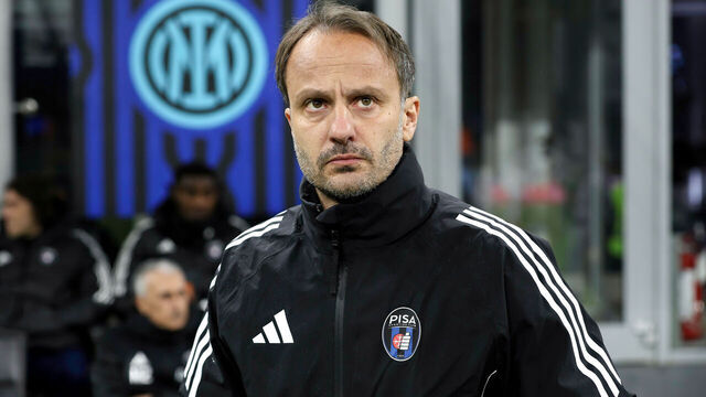 MILAN, ITALY - 2026/01/24: Alberto Gilardino (Pisa SC manager) walks around the bench prior to kick off during soccer game FC Inter vs Pisa SC, Serie A Enilive 2025-2026 day 22 at San Siro Stadium. FC Inter wins 6-2.