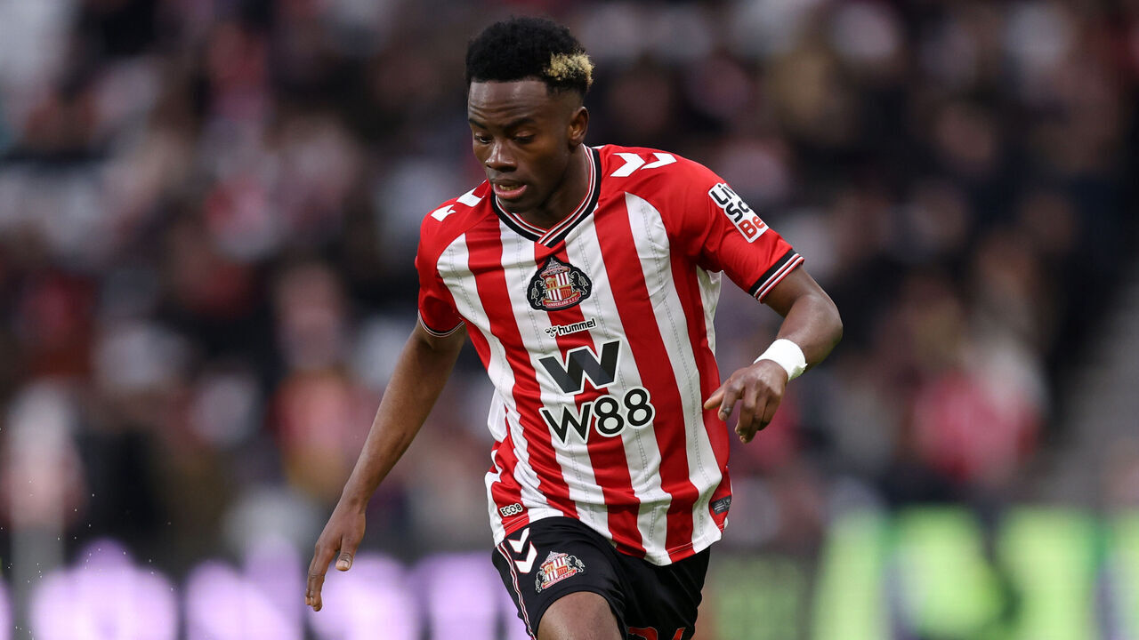 SUNDERLAND, ENGLAND - DECEMBER 27: Simon Adingra of Sunderland runs with the ball during the Premier League match between Sunderland and Leeds United at Stadium of Light on December 27, 2025 in Sunderland, England.
