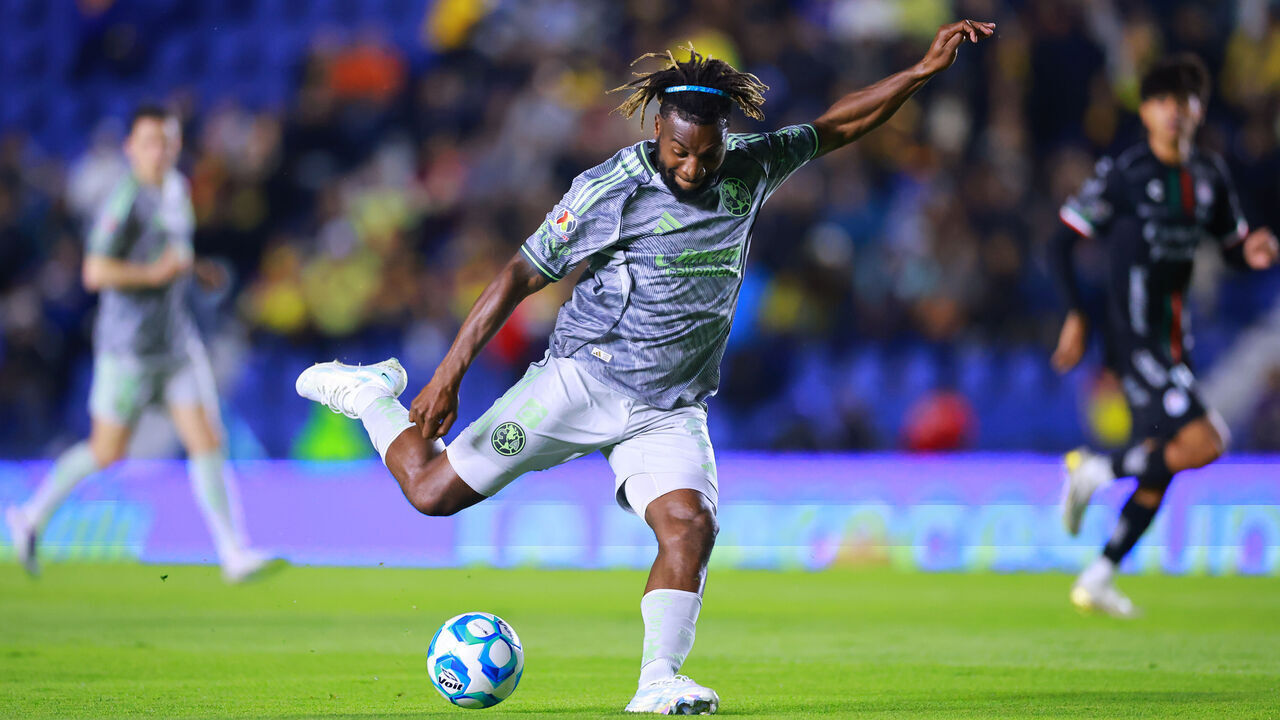 MEXICO CITY, MEXICO - JANUARY 14: Allan Saint-Maximin of America kicks the ball during the 2nd round match between America and Atletico San Luis as part of the Torneo Clausura 2026 Liga MX at Estadio Ciudad de los Deportes on January 14, 2026 in Mexico City, Mexico.