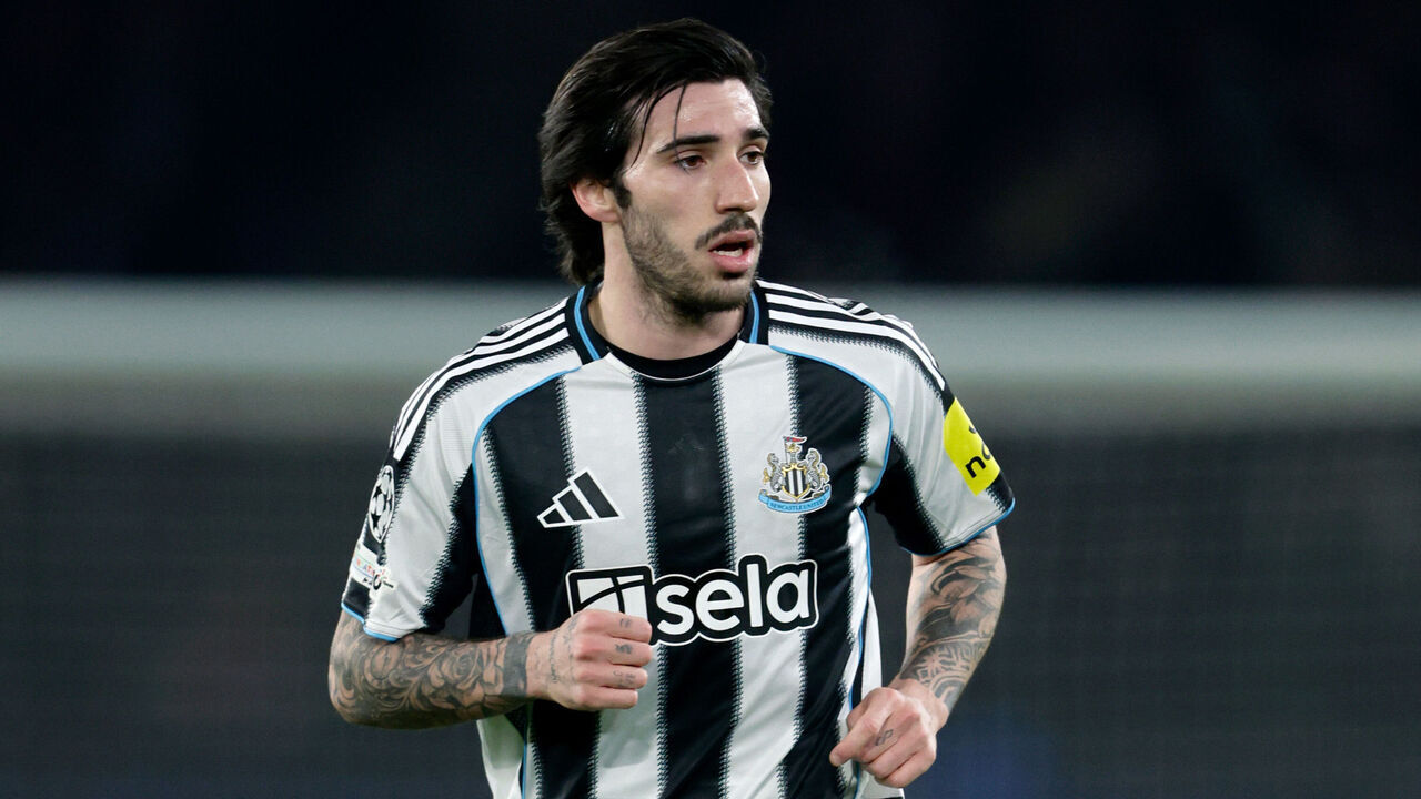 PARIS, FRANCE - JANUARY 28: Sandro Tonali of Newcastle during the UEFA Champions League match between Paris Saint Germain v Newcastle United at the Parc des Princes on January 28, 2026 in Paris France