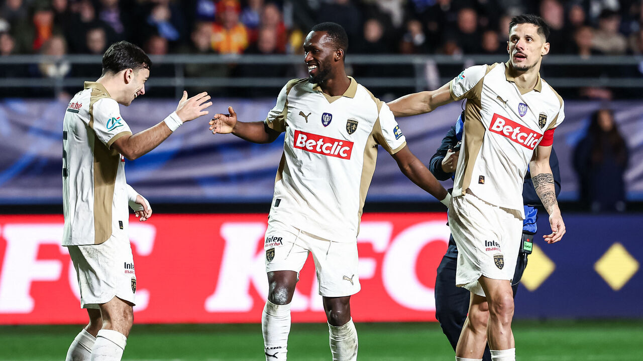 Lens' Senegalese forward #09 Abdallah Sima (C) celebrates with his teammates Lens' Montenegrin midfielder #05 Andrija Bulatovic (L) and Lens' French forward #07 Florian Sotoca (R) after scoring his team's second goal during the French Cup round of 16 football match between Estac Troyes and Lens RC at the Stade de l'Aube in Troyes on February 4, 2026.