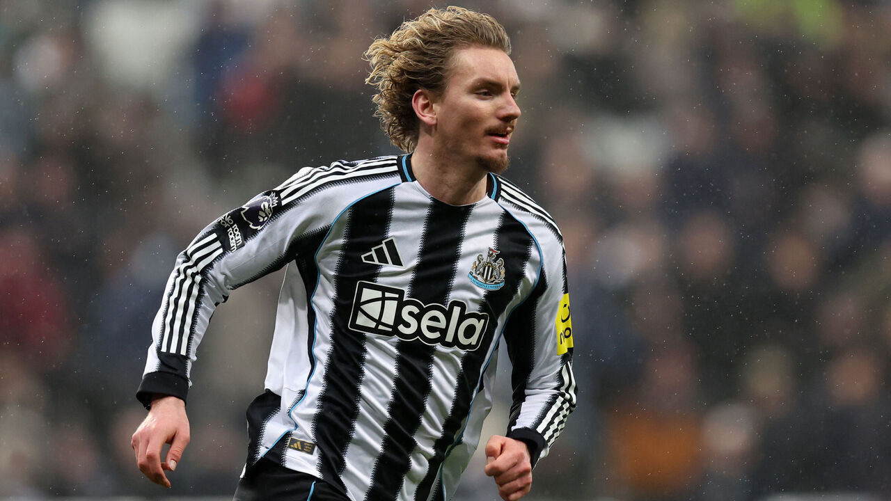 NEWCASTLE UPON TYNE, ENGLAND - JANUARY 25: Nick Woltemade of Newcastle United chases the ball during the Premier League match between Newcastle United and Aston Villa at St James' Park on January 25, 2026 in Newcastle upon Tyne, England.