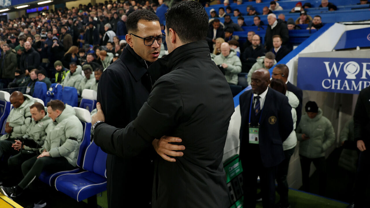 LONDON, ENGLAND - JANUARY 14: Liam Rosenior, Manager of Chelsea, and Mikel Arteta, Manager of Arsenal, embrace prior to the Carabao Cup Semi Final First Leg match between Chelsea and Arsenal at Stamford Bridge on January 14, 2026 in London, England.