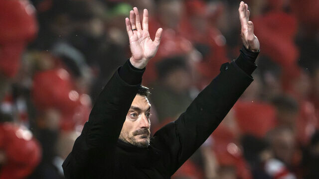 06 February 2026, Berlin: Soccer: Bundesliga, 1. FC Union Berlin - Eintracht Frankfurt, Matchday 21, An der Alten Försterei, Coach Albert Riera (Eintracht Frankfurt) gives instructions from the sidelines and raises his arms. Photo: Soeren Stache/dpa - IMPORTANT NOTE: In accordance with the regulations of the DFL German Football League and the DFB German Football Association, it is prohibited to utilize or have utilized photographs taken in the stadium and/or of the match in the form of sequential images and/or video-like photo series.