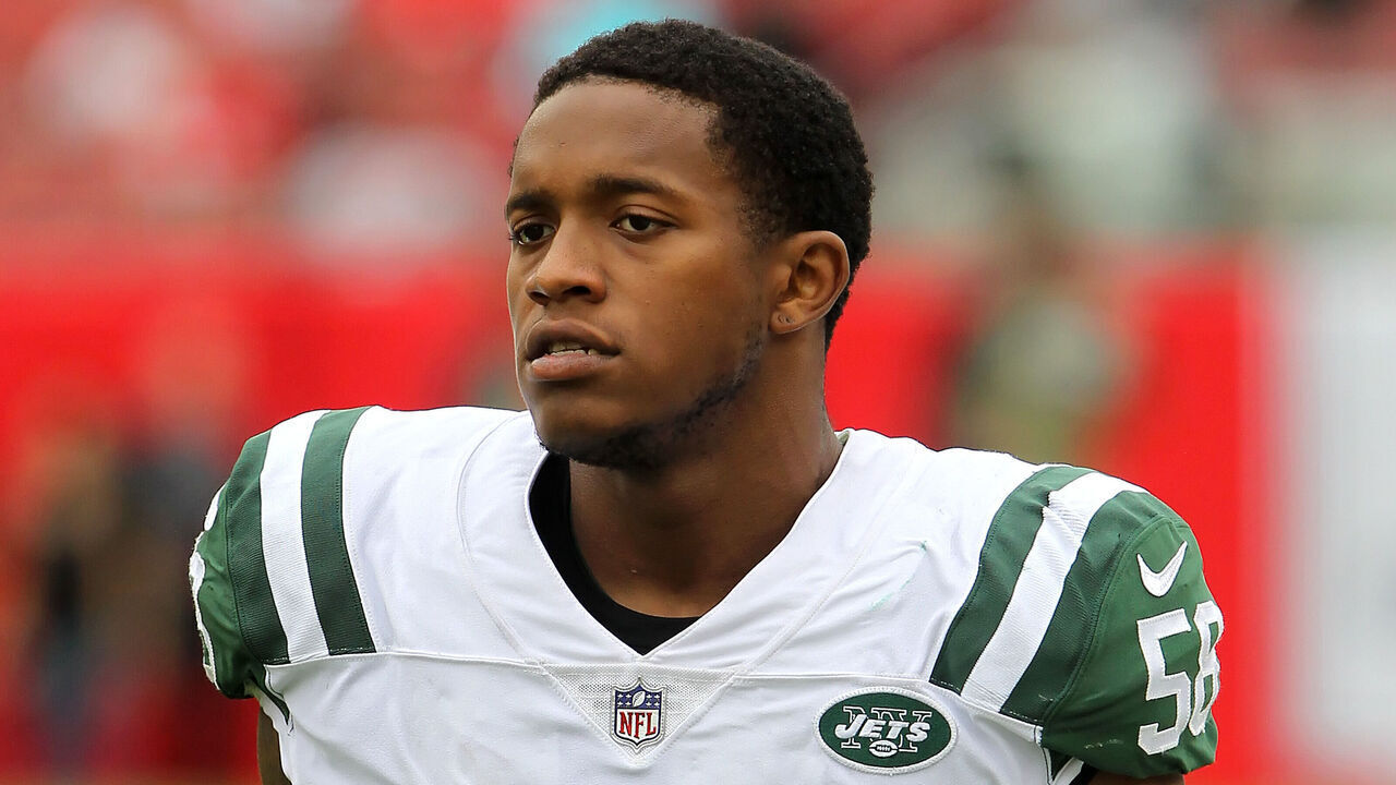 TAMPA, FL - NOV 12: Darron Lee (58) of the Jets trots onto the field before the regular season game between the New York Jets and the Tampa Bay Buccaneers on November 12, 2017 at Raymond James Stadium in Tampa, Florida.