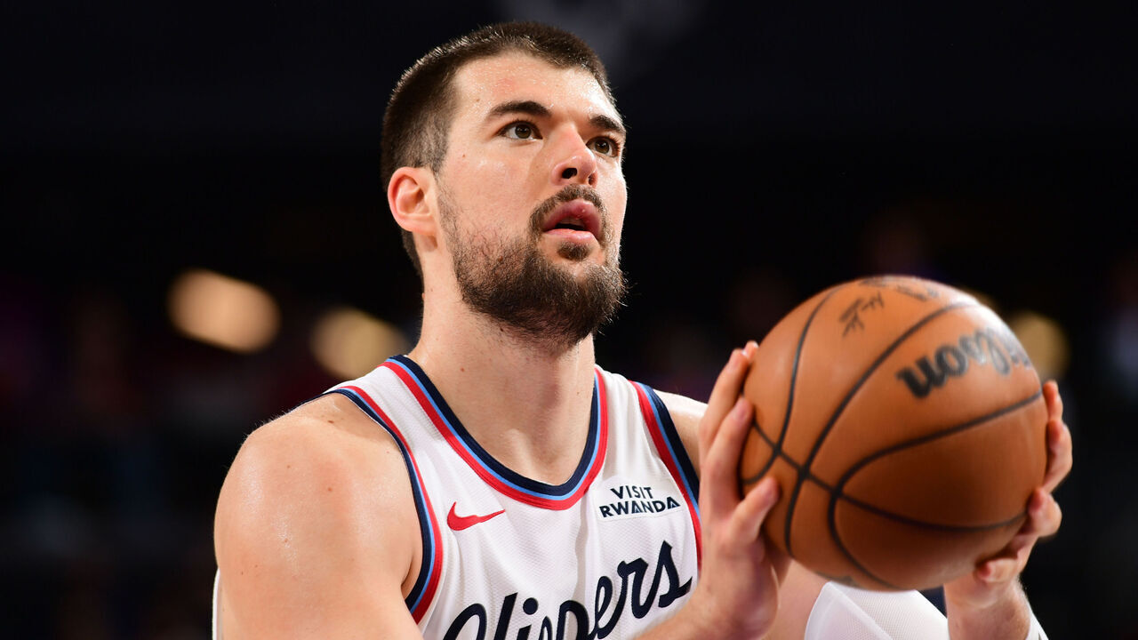 PHOENIX, AZ - FEBRUARY 1: Ivica Zubac #40 of the LA Clippers shoots a free throw during the game against the Phoenix Suns on February 1, 2026 at PHX Arena in Phoenix, Arizona. Mandatory Copyright Notice: Copyright 2026 NBAE