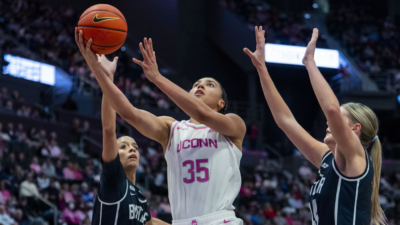 HARTFORD, CONNECTICUT - FEBRUARY 07: Azzi Fudd #35 of the Connecticut Huskies drives to the rim between Saniya Jackson #12 and Mallory Miller #24 of the Butler Bulldogs during the first half of an NCAA women's basketball game at PeoplesBank Arena on February 07, 2026 in Hartford, Connecticut.