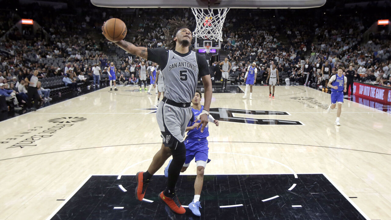 SAN ANTONIO, TX -FEBRUARY 7: Stephon Castle #5 of the San Antonio Spurs drives for two against the Dallas Mavericks in the second half at Frost Bank Center on February 7, 2026 in San Antonio, Texas. NOTE TO USER: User expressly acknowledges and agrees that, by downloading and or using this photograph, User is consenting to terms and conditions of the Getty Images License Agreement.