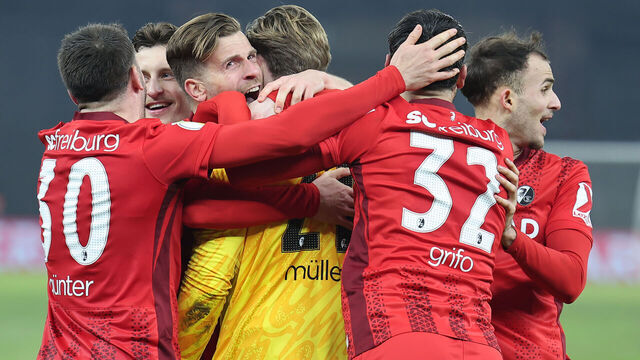 10 February 2026, Berlin: Soccer, men: DFB Cup, Hertha BSC - SC Freiburg, quarter-final, Olympiastadion. Freiburg's players celebrate victory after a penalty shoot-out. Photo: Andreas Gora/dpa