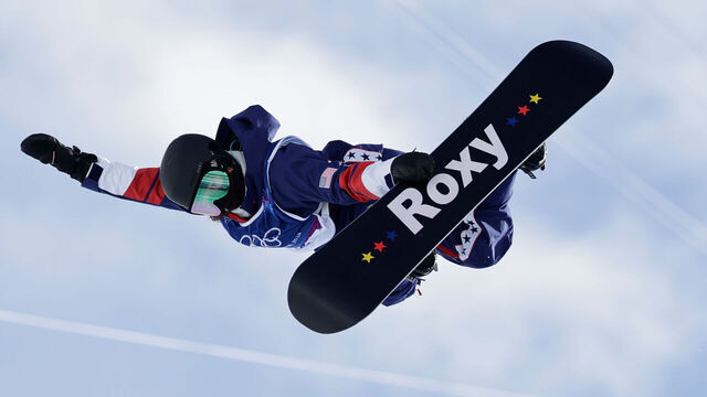 11 February 2026, Italy, Livigno: Olympia, Olympic Winter Games Milan Cortina 2026, Snowboard, Halfpipe, Women, Qualification in Livigno Snow Park, Chloe Kim from the USA in action. Photo: Oliver Weiken/dpa