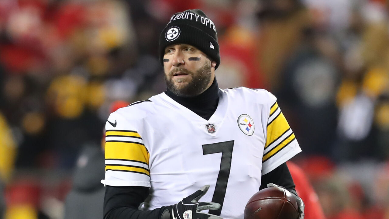 KANSAS CITY, MO - JANUARY 16: Pittsburgh Steelers quarterback Ben Roethlisberger (7) before an AFC wild card playoff game between the Pittsburgh Steelers and Kansas City Chiefs on Jan 16, 2022 at GEHA Field at Arrowhead Stadium in Kansas City, MO.