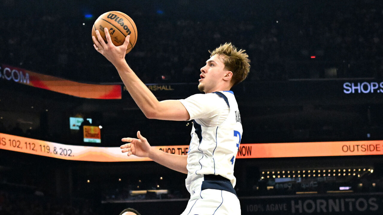 PHOENIX, ARIZONA - FEBRUARY 10: Cooper Flagg #32 of the Dallas Mavericks shoots the ball against the Phoenix Suns at Mortgage Matchup Center on February 10, 2026 in Phoenix, Arizona.