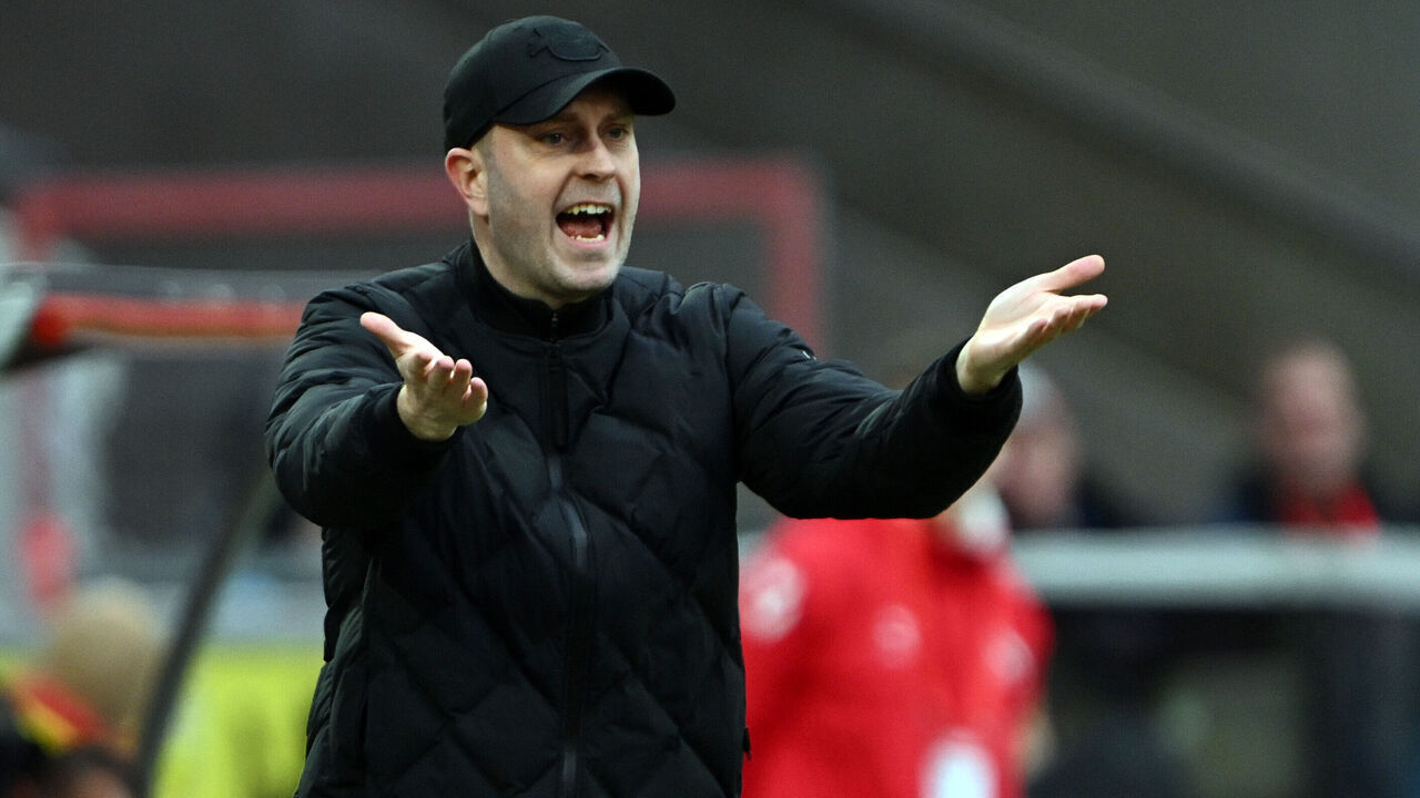 08 February 2026, North Rhine-Westphalia, Cologne: Soccer, Men: Bundesliga, 1. FC Köln - RB Leipzig, Matchday 21, RheinEnergieStadion, Coach Ole Werner (RB Leipzig) gives instructions on the touchline. Photo: Federico Gambarini/dpa - IMPORTANT NOTE: In accordance with the regulations of the DFL German Football League and the DFB German Football Association, it is prohibited to utilize or have utilized photographs taken in the stadium and/or of the match in the form of sequential images and/or video-like photo series.