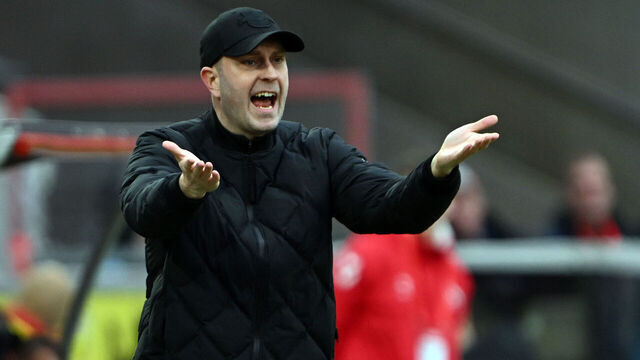 08 February 2026, North Rhine-Westphalia, Cologne: Soccer, Men: Bundesliga, 1. FC Köln - RB Leipzig, Matchday 21, RheinEnergieStadion, Coach Ole Werner (RB Leipzig) gives instructions on the touchline. Photo: Federico Gambarini/dpa - IMPORTANT NOTE: In accordance with the regulations of the DFL German Football League and the DFB German Football Association, it is prohibited to utilize or have utilized photographs taken in the stadium and/or of the match in the form of sequential images and/or video-like photo series.