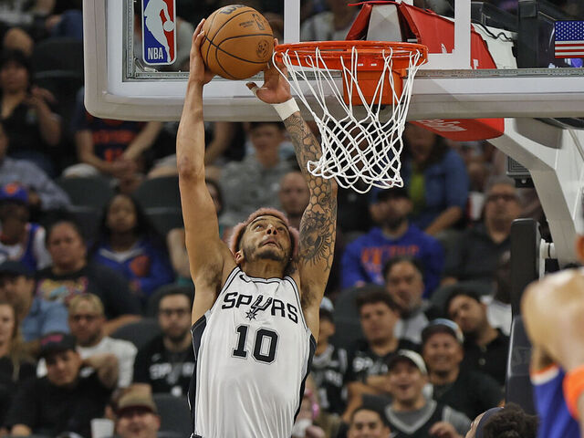 SAN ANTONIO, TX - MARCH 19: Jeremy Sochan #10 of the San Antonio Spurs dunks against the New York Knicks in the second half at Frost Bank Center on March 19, 2025 in San Antonio, Texas. NOTE TO USER: User expressly acknowledges and agrees that, by downloading and or using this photograph, User is consenting to terms and conditions of the Getty Images License Agreement.
