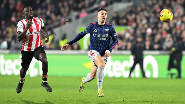 BRENTFORD, ENGLAND - FEBRUARY 12: Gabriel Martinelli of Arsenal and Michael Kayode of Brentford chase after the ball during the Premier League match between Brentford and Arsenal at Gtech Community Stadium on February 12, 2026 in Brentford, England.