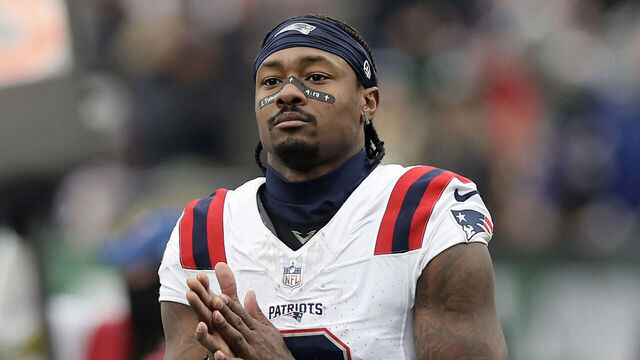 EAST RUTHERFORD, NEW JERSEY - DECEMBER 28: (NEW YORK DAILIES OUT) Stefon Diggs #8 of the New England Patriots in action against the New York Jets at MetLife Stadium on December 28, 2025 in East Rutherford, New Jersey. The Patriots defeated the Jets 42-10.