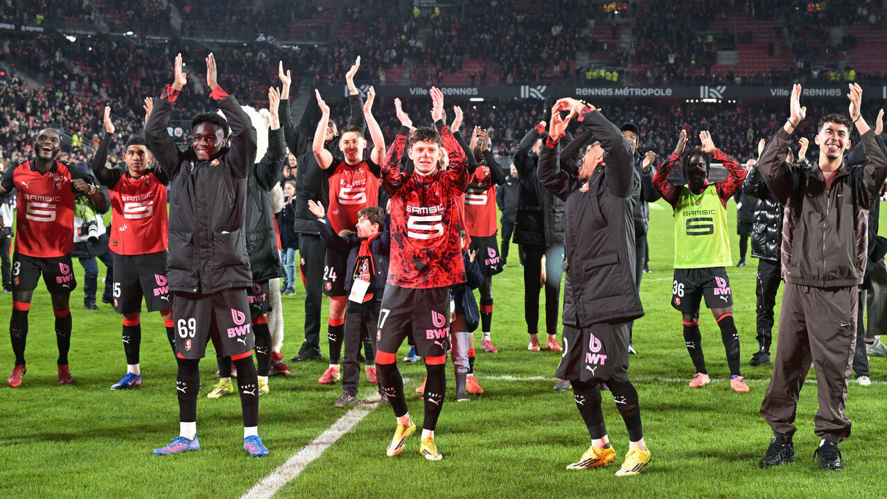 Rennes' French midfielder #69 Henrick Do Marcolino (front L) and Rennes' Polish midfielder #17 Sebastian Szymanski (front C) celebrate with the crowd after winning at the end of the French L1 football match between Stade Rennais FC and Paris Saint-Germain (PSG) at the Roazhon Park stadium in Rennes, western France, on February 13, 2026.
