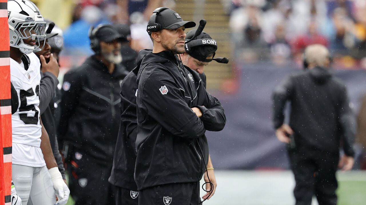 FOXBOROUGH, MA - SEPTEMBER 07: Las Vegas Raiders run game coordinator / defensive line coach Rob Leonard during a game between the New England Patriots and the Las Vegas Raiders on September 7, 2025, at Gillette Stadium in Foxborough, Massachusetts.