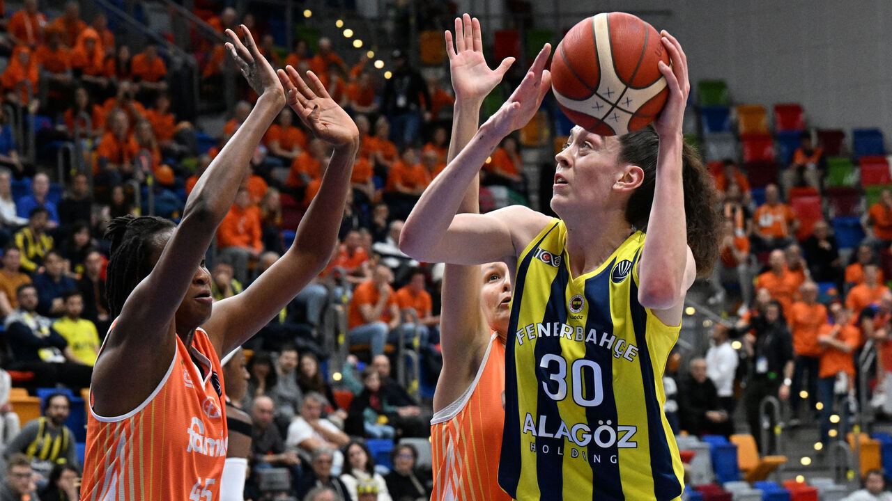Schio's Spanish center Astou Ndour (L) tries to block Fenerbahce's US power forward Breanna Stewart (R) during the Euroleague basketball women semi-final match between Fenerbahce and Schio in Prague, Czech Republic, on April 14, 2023.