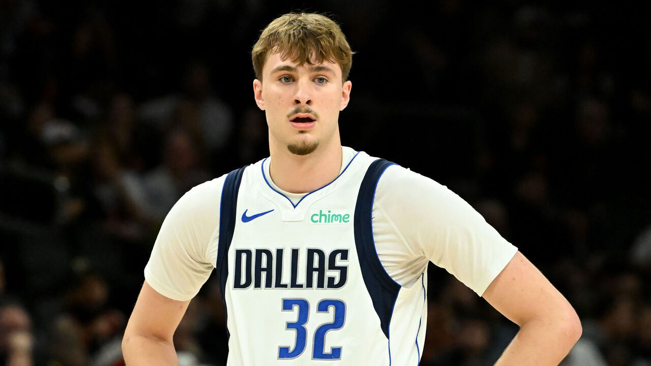 PHOENIX, ARIZONA - FEBRUARY 10: Cooper Flagg #32 of the Dallas Mavericks looks up court against the Phoenix Suns at Mortgage Matchup Center on February 10, 2026 in Phoenix, Arizona.