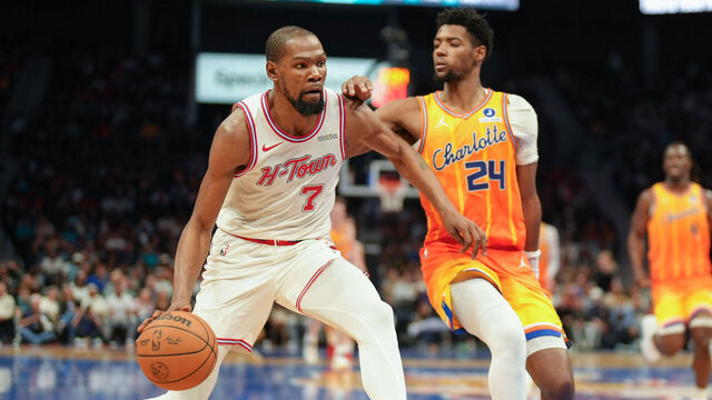 CHARLOTTE, NC - FEBRUARY 19: Kevin Durant #7 of the Houston Rockets drives to the basket during the game against the Charlotte Hornets on February 19, 2026 at Spectrum Center in Charlotte, North Carolina. Mandatory Copyright Notice: Copyright 2026 NBAE