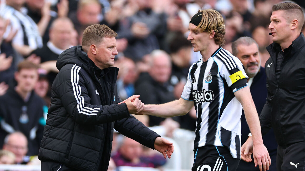 NEWCASTLE UPON TYNE, ENGLAND - OCTOBER 5: Eddie Howe the head coach / manager of Newcastle United and Anthony Gordon of Newcastle United during the Premier League match between Newcastle United and Nottingham Forest at St James' Park on October 5, 2025 in Newcastle upon Tyne, England.