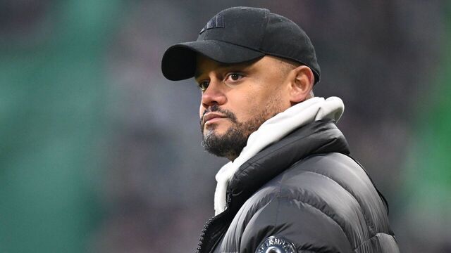 BREMEN, GERMANY - FEBRUARY 14: Vincent Kompany, head coach of FC Bayern Munich looks on during the Bundesliga match between SV Werder Bremen and FC Bayern München at Weserstadion on February 14, 2026 in Bremen, Germany.