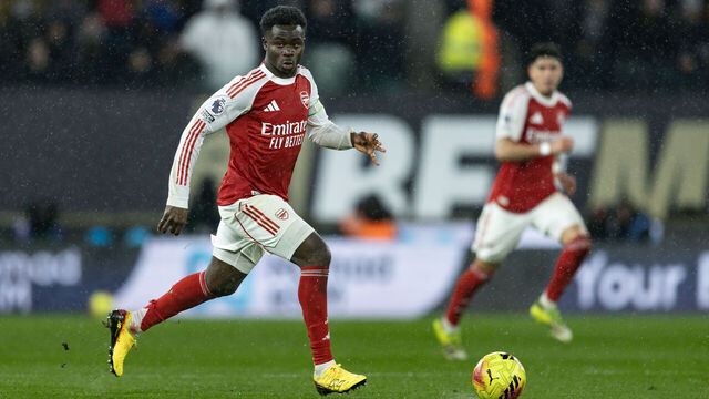 WOLVERHAMPTON, ENGLAND - FEBRUARY 18: Arsenal's Bukayo Saka breaks during the Premier League match between Wolverhampton Wanderers and Arsenal at Molineux on February 18, 2026 in Wolverhampton, United Kingdom.