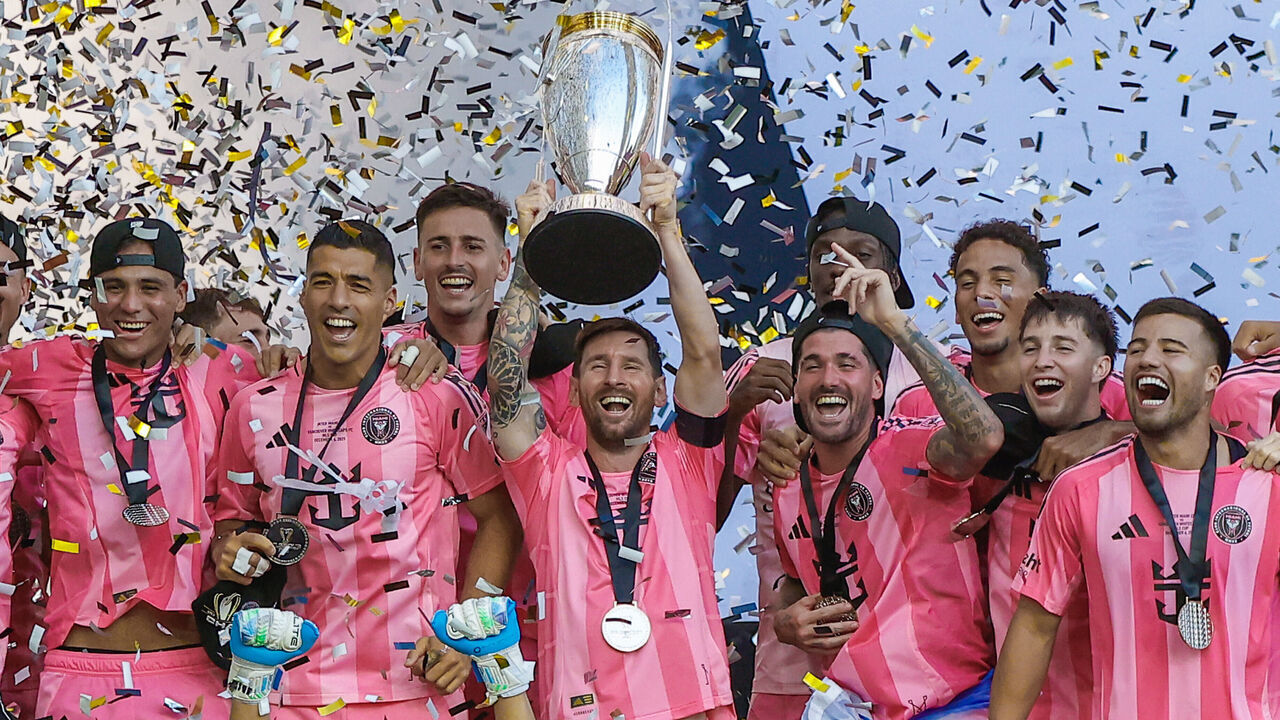FT. LAUDERDALE, FL - DECEMBER 06: Inter Miami forward Lionel Messi (10) and the rest of the Inter Miami team celebrate with the MLS cup following the 2025 MLS Cup Finals between the Vancouver Whitecaps and Inter Miami CF on Saturday, December 6, 2025 at Chase Stadium in Fort Lauderdale, FL.