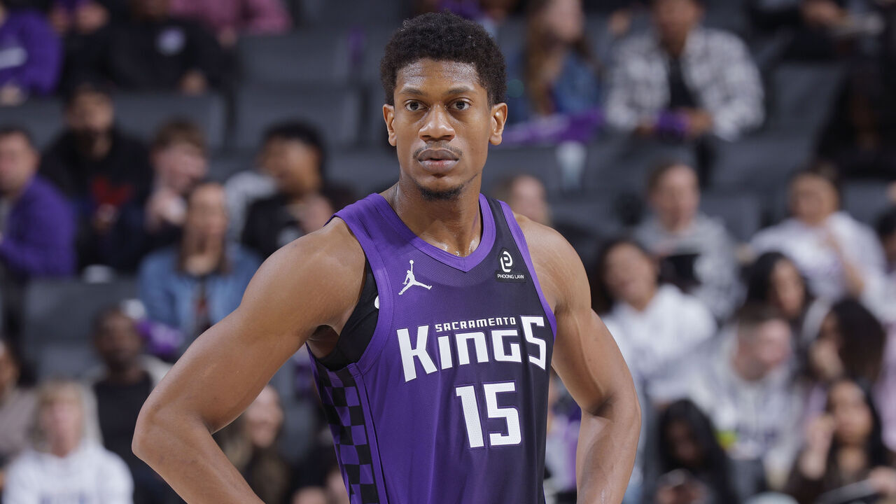 SACRAMENTO, CA - FEBRUARY 6: De'Andre Hunter #15 of the Sacramento Kings looks on during the game against the Los Angeles Clippers on February 6, 2026 at Golden 1 Center in Sacramento, California. NOTE TO USER: User expressly acknowledges and agrees that, by downloading and or using this photograph, User is consenting to the terms and conditions of the Getty Images Agreement. Mandatory Copyright Notice: Copyright 2026 NBAE