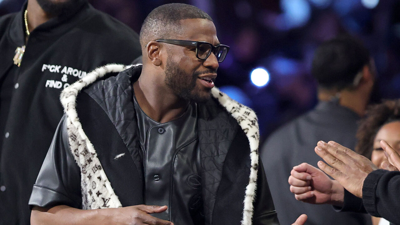 LAS VEGAS, NEVADA - DECEMBER 16: Floyd Mayweather Jr. greets people at halftime of the championship game of the Emirates NBA Cup between the San Antonio Spurs and the New York Knicks at T-Mobile Arena on December 16, 2025 in Las Vegas, Nevada. The Knicks defeated the Spurs 124-113.