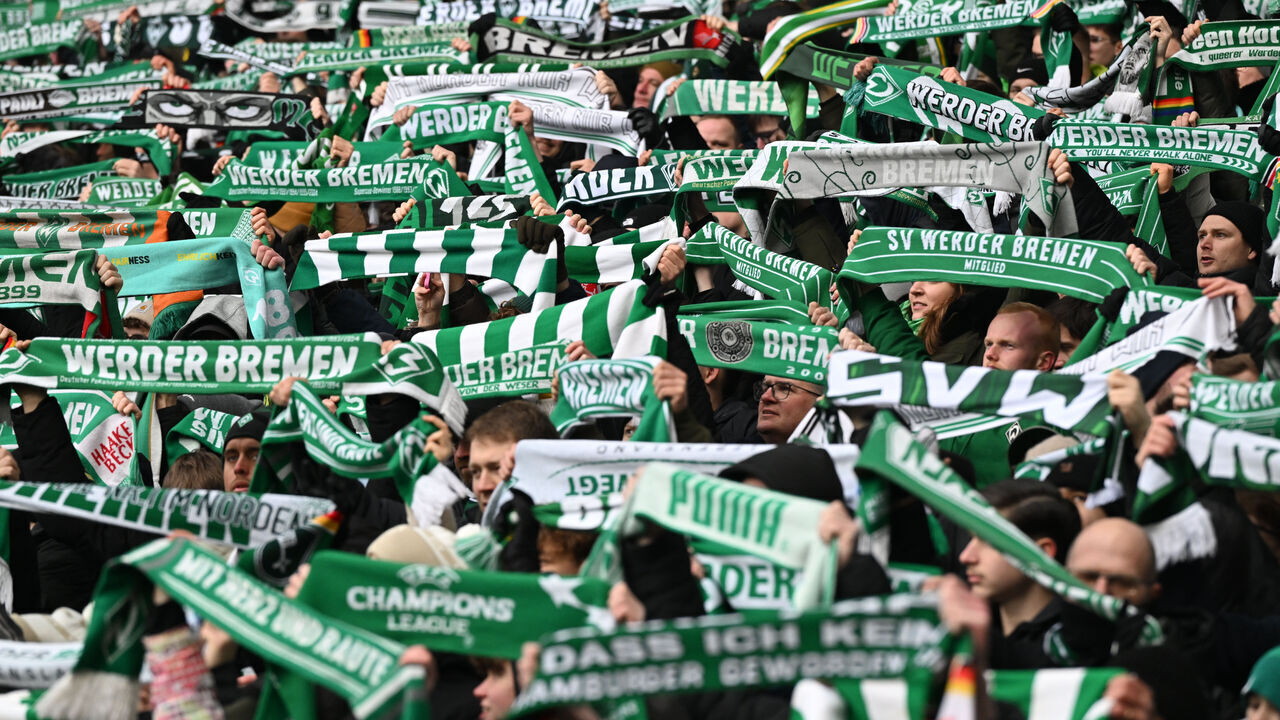 14 February 2026, Bremen: Soccer: Bundesliga, Werder Bremen - Bayern Munich, Matchday 22, Weser Stadium. Werder fans show their scarves. Photo: Carmen Jaspersen/dpa - IMPORTANT NOTE: In accordance with the regulations of the DFL German Football League and the DFB German Football Association, it is prohibited to utilize or have utilized photographs taken in the stadium and/or of the match in the form of sequential images and/or video-like photo series.
