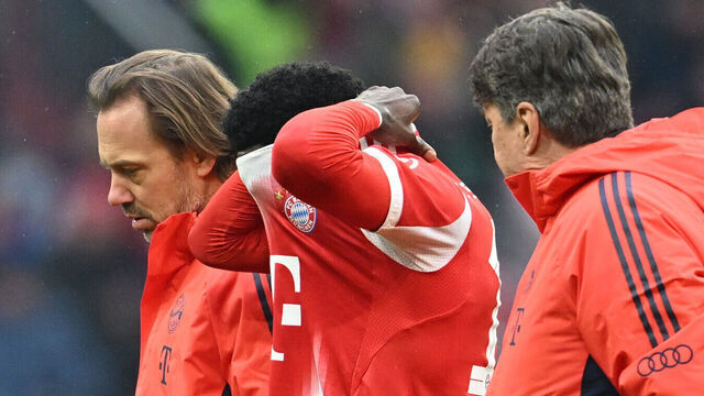 MUNICH, GERMANY - FEBRUARY 21: Alphonso Davies of FC Bayern Munich looks dejected as he is substituted off with an injury during the Bundesliga match between FC Bayern München and Eintracht Frankfurt at Allianz Arena on February 21, 2026 in Munich, Germany.