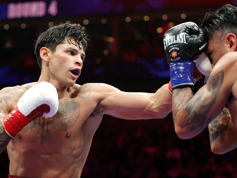 गार्सिया ने बैरियोस पर हावी होकर पहला विश्व खिताब जीता