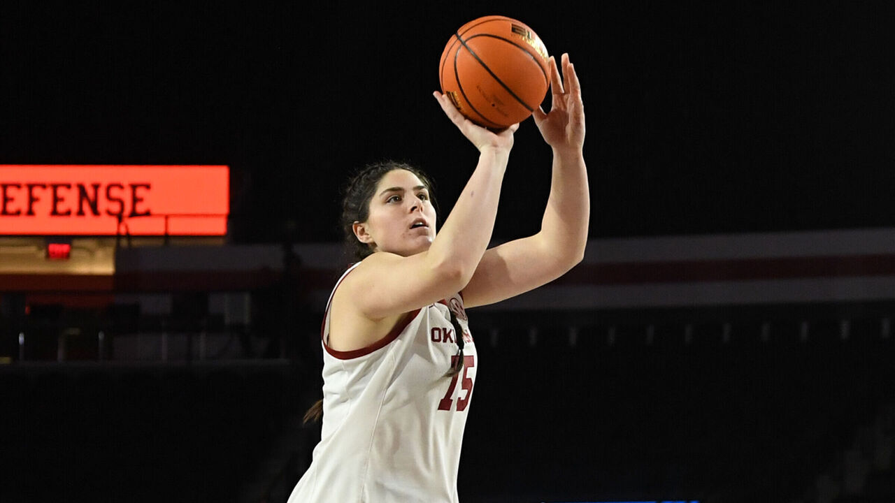 ATHENS, GA - FEBRUARY 19: Center Raegan Beers #15 of the Oklahoma Sooners shoots the ball during the college basketball game between the Oklahoma Sooners and the Georgia Bulldogs on February 19, 2026, at Stegeman Coliseum in Athens, GA.