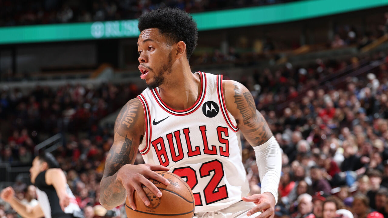 CHICAGO, IL - FEBRUARY 21: Anfernee Simons #22 of the Chicago Bulls drives to the basket during the game against the Detroit Pistons on February 21, 2026 at United Center in Chicago, Illinois. Mandatory Copyright Notice: Copyright 2026 NBAE