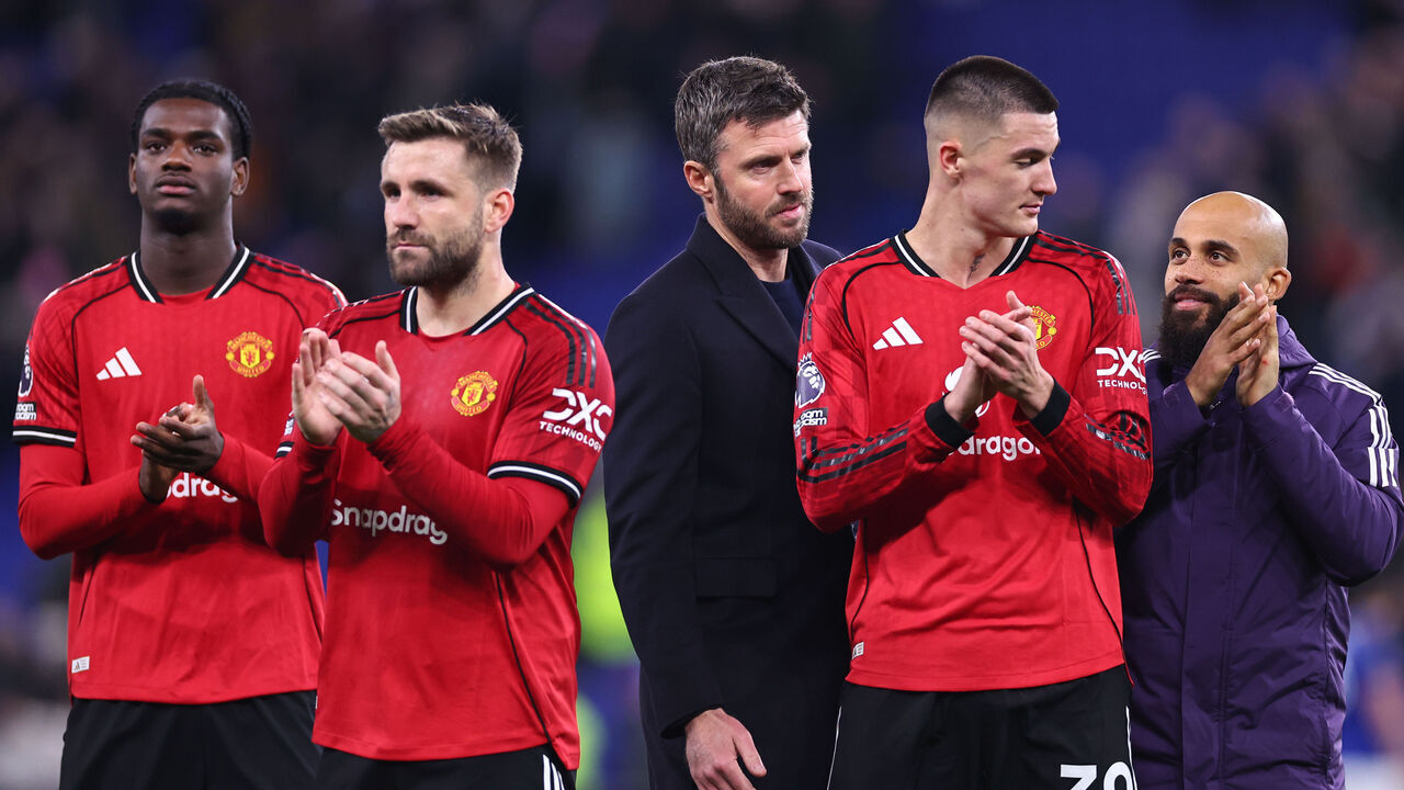 LIVERPOOL, ENGLAND - FEBRUARY 23: Manchester United head coach / manager Michael Carrick celebrates at full time with Benjamin Sesko of Manchester United during the Premier League match between Everton and Manchester United at Hill Dickinson Stadium on February 23, 2026 in Liverpool, United Kingdom.