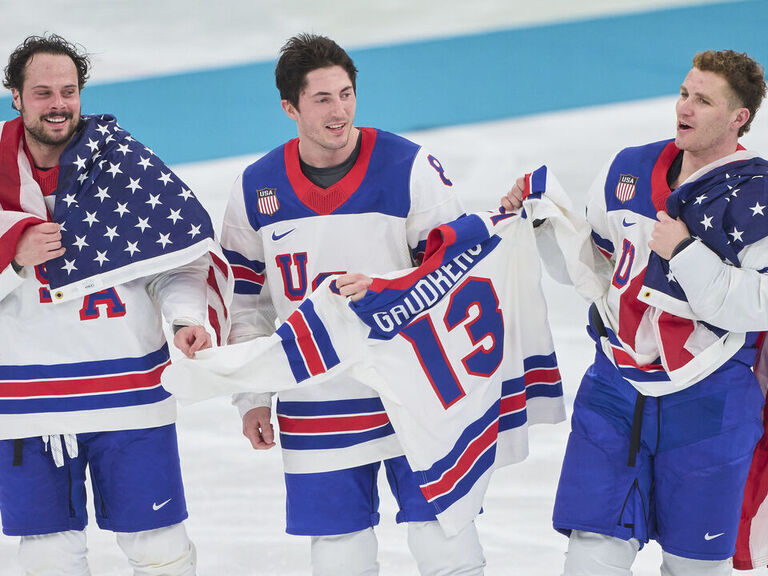 U.S. men's hockey team visits Trump at White House